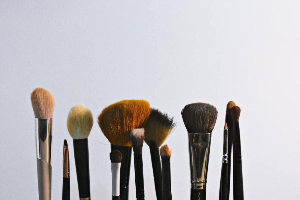 Différents pinceaux de maquillage alignés