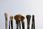 Différents pinceaux de maquillage alignés