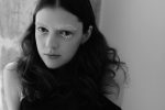 Femme au regard intense en noir et blanc