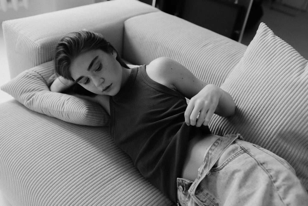 Femme reposant sur un canapé