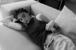 Femme reposant sur un canapé
