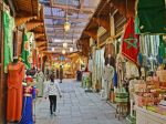Allée d'un marché avec des étals colorés