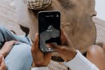 Personne tenant un smartphone avec TikTok