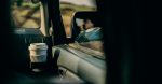 Une tasse de café dans une voiture