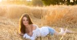 Femme allongée dans un champ de blé