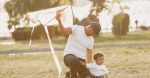 Un enfant et un adulte jouent avec un cerf-volant