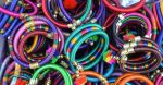 Piles de bracelets en plastique multicolores
