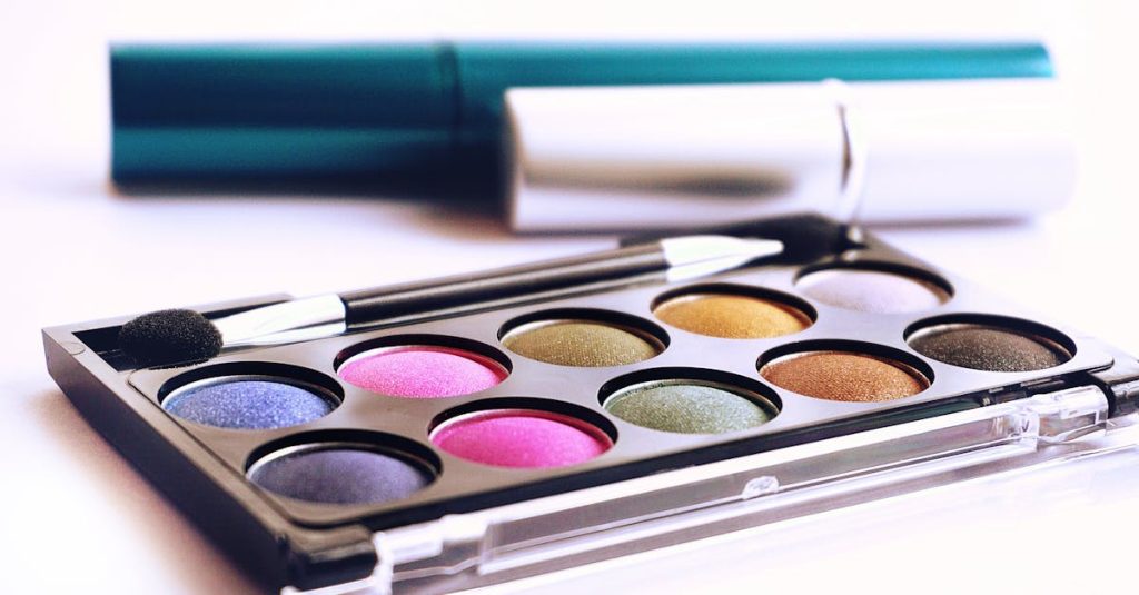 Palette de fards à paupières avec différents coloris